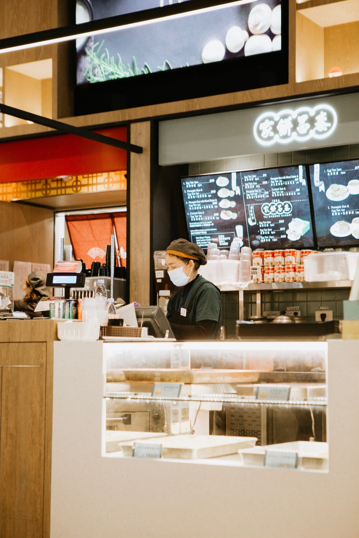  At the Korea airport, not knowing what non-vegan food we may end up eating. 