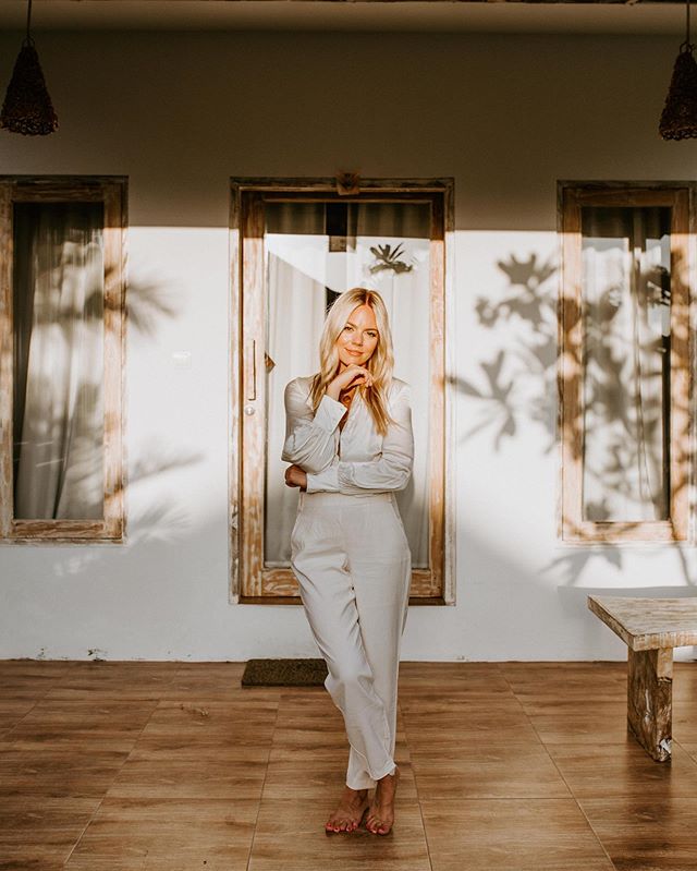 Bintangs ‘n thangs. Lifestyle shoot with this smoke show is on my site now❗️I told her to move the Bintang so it wasn’t in her shot and she goes, “um, no I kind of like it.” And then I was like, “DID WE JUST BECOME BEST FRIENDS?” I love when my clients are all about just being 100 percent themselves in front of the camera. Like, yeah, this was a “business” shoot for her biz, but Katie is all about being her actual real ass self and is infusing that into her business, which I love. I’m equally game to just put it all out there with my business and say “look, this is how I talk. This is how I dress. This is what I drink/don’t drink. Still want to hire me? Super, I’ll be myself and you be you.” The end result? You get hired by people who you resonate with, connect to, and ultimately it’s easier to please your clients because you’re vibin. Katie, keep bintangin’ & businessin’.